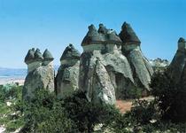 Typowy krajobraz Kapadocji - grzyby skalne w okolicach Göreme