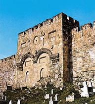 Fragmenty murów otaczających świątynię jerozolimską, z kilkoma zamurowanymi bramami prowadzącymi na plac świątynny, brama zwana Złotą