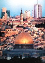 Nad Jerozolimą górują wieże i kopuły świątyń chrześcijańskich, żydowskich i muzułmańskich. Na zdjęciu na pierwszym planie meczet Al Aksa.